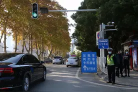 中南医院开了个专用通道，坐出租车看病可直接进图片