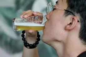 长期喝酒的人，酒后若出现5个表现，建议尽早把酒戒掉建议了解下图片