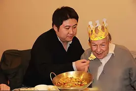 中国小伙为报答瑞士房东为其送终，2012年老人去世：想长眠于中国图片