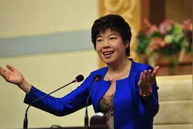 曾经名气超过于丹的女教授，却因解读古诗名句被推下神坛图片