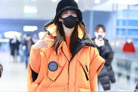 冬天穿啥美？张雨绮喜欢桔色短袖羽绒服配牛仔裤，明媚时髦特别潮图片