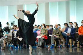 因“口罩芭蕾”而出圈，摘下口罩，上芭新作美得让奚美娟赞不绝口图片