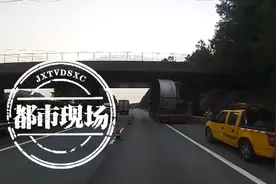 进退两难！超高“巨无霸”心存侥幸上高速，结果被困立交桥下图片