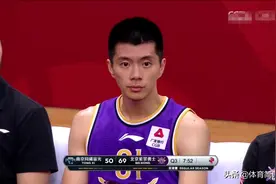 多么可笑！领队当众怒吼球员，教练却视而不见，北控男篮沦为笑柄图片
