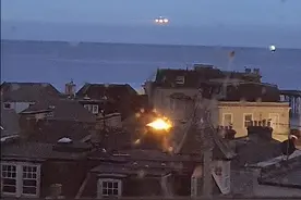 英国男子称自家窗外出现4个UFO：奇怪光亮悬浮10秒迅速消失图片