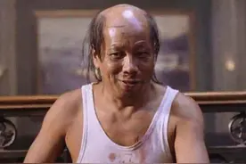 73岁港星梁小龙移居内地，独自现身超市打扮朴素，买平价烟引热议图片