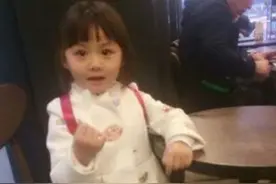 老爸要出国把女儿交给奶奶照顾，数月回来后女儿”变了样“图片