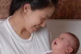 宝宝为啥总爱粘着妈妈？对母亲“情有独钟”的背后，藏着满满的爱图片
