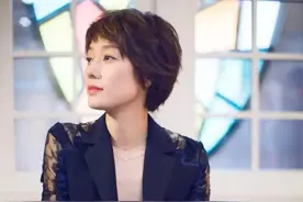 马伊琍离婚后越来越潇洒，西装配镂空魅力十足，口红瞬间“减龄”图片