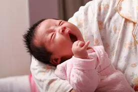 有种婴儿叫“含着泪活”，哭闹求抱抱的背后，其实并非撒娇图片