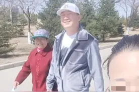 德云社张鹤伦回老家，腿部受伤被母亲搀扶，曾为省40元给自己拆线图片