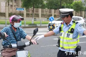 宁波辅警执勤视频火了！“灵桥牌”普通话指挥交通，幽默诙谐接地气图片