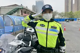 头顶警徽便是责任  汉警快骑女子队长的铁骨柔情图片