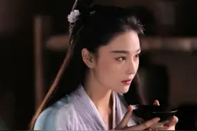 故事：女孩跪在老虎面前说，希望你把我认作义女，让我喝你的奶充饥图片