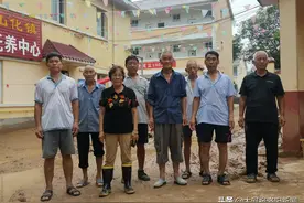 河南偃师：山洪来袭，67岁敬老院女院长带领护工转移40多名孤寡老人图片