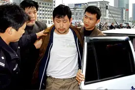 2007年，河北男子花费5100万买彩票，一查竟是农行金库盗窃案主犯图片