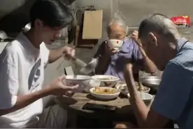 广西一男生公费师范毕业后，签了6年定向乡村教师：陪伴爷爷奶奶图片