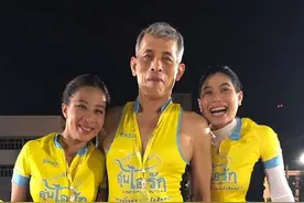 68岁泰王不爱西装爱露腰，王后贵妃争先效仿，成“靓丽风景线”图片