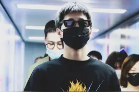 杨洋参加《元气满满的哥哥》机场路透，发型有点萌图片