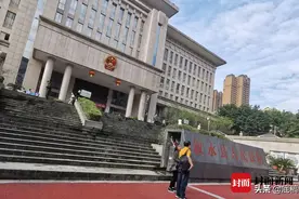 谭松韵母亲被撞案肇事司机被判6年，其父独家回应：与谭父是战友，曾送儿子自首并道歉图片