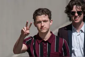 荷兰弟Tom Holland青春感满满，“红绿配”又帅又萌图片
