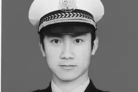 深夜，一辆失控汽车疾驰而来，他推开身边的女当事人图片
