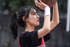 这是我见过最美打篮球的妹子，身穿乔丹球衣，这颜值水平怎么样？图片
