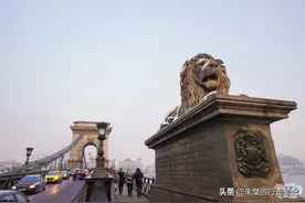 布达佩斯最古老的一座桥，全长仅380米，但却是最有故事的一座桥图片