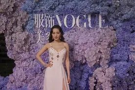 VOGUE红毯出事故！疑有明星耍大牌现尴尬空档，杨幂提前上台救场图片