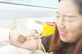 农村媳妇上医院抽血，还没进门就害怕大针管，一针下去脸都变色了视频封面