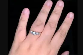 直男偷钻戒求婚 新娘手指被勒肿后起疑心，3颗钻石有问题图片