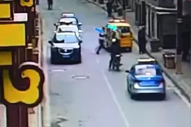 两名交警多次往返火场搬运煤气罐：是我们的职责没想太多图片