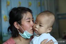 1岁半男童患癌，弟弟又天生残缺，父母为了他们倾家荡产图片
