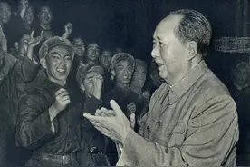 毛主席接见完京剧智取威虎山剧组 走到门口又返回来与座山雕握手图片