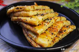 土豆丝别炒着吃了，打入2个鸡蛋，5分钟解决全家人早餐，太香了图片