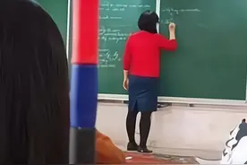 中学生“偷拍”老师撞衫照，趣味性十足，网友：毫无违和感图片