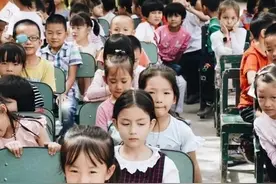 幼儿园"皱眉都很美"女孩火了，网友：难怪我家娃，只能当配角图片