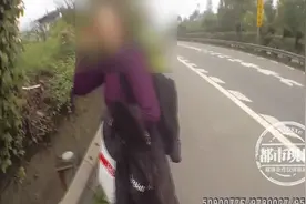 妻子在高速路上边走边哭，丈夫竟头也不回，开车离去！图片