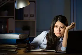 熬夜时，心脏突然“咯噔”一下，会猝死吗？图片