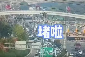 夫妻参加婚礼堵路上花19小时图片