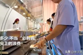 还在担心大学食堂阿姨手抖？“自助打饭神器”已上线，学生有福了图片