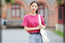 今年流行“下装+长袜”的穿法，减龄还显腿长，成都女生都心动了图片