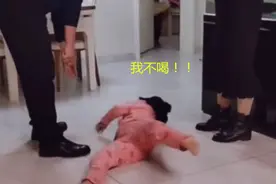 妹妹躺在外婆面前耍赖，看到姐姐后“窜”起来，网友：看人下菜碟图片