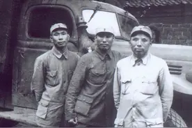 时隔20年，毛主席念念不忘“张疯子”，授衔仪式上紧紧握住他的手图片