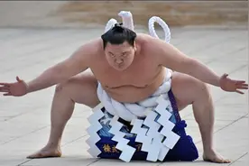 800斤美国相扑之王，身价千万娶模特为妻，如今妻子为何无人敢娶图片