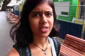 印度美女第一次来中国，走在大街上不解：中国男人为啥都这样？图片