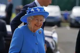 英女王和威廉出访，40岁的威廉像个小朋友，乖乖跟在女王奶奶身后图片