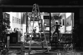 一组深圳的城市街头黑白摄影图片