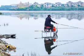 北方水城：4根钢管湖上搭个“钓鱼台”，钓鱼大爷成最厉害大爷图片
