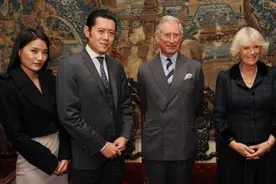 30岁不丹王后缺少贵族气质，和泰国前总理英拉，卡米拉同框都输了图片